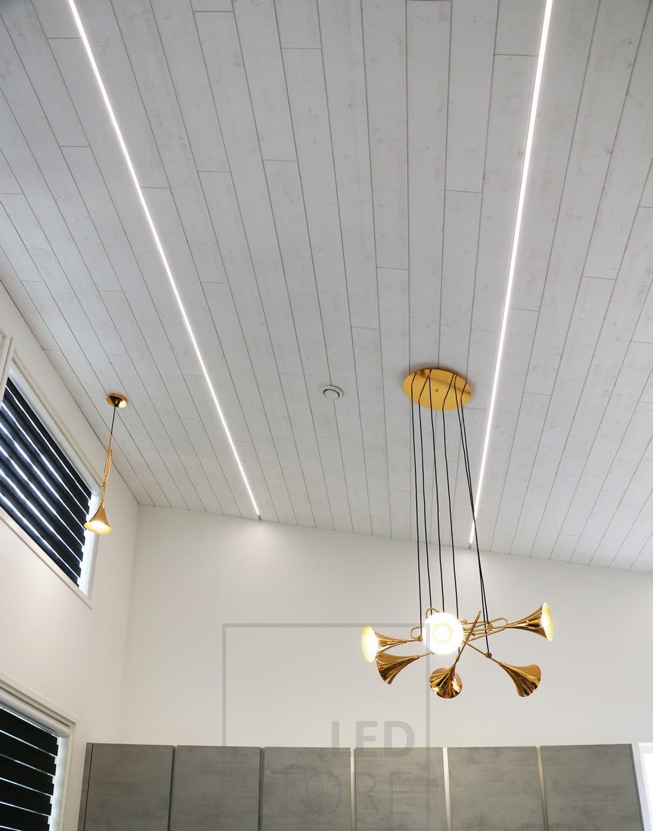 Yleisvalaistuksena kapeassa uppoprofiilissa led nauhat.